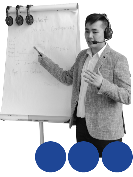 Un homme qui explique l'importance du marketing industriel