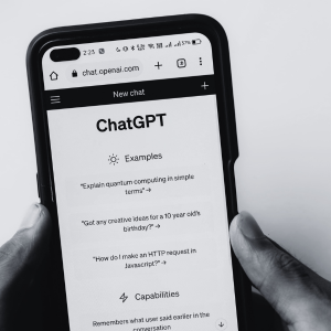 Écran de portable avec ChatGPT affiché
