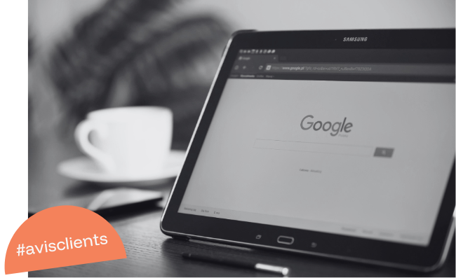 Ordinateur affichant une page avec Google